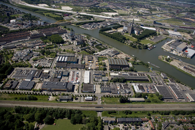 802453 Luchtfoto van het industrieterrein Cartesiusweg te Utrecht, uit het noordoosten; op de voorgrond de spoorlijn ...